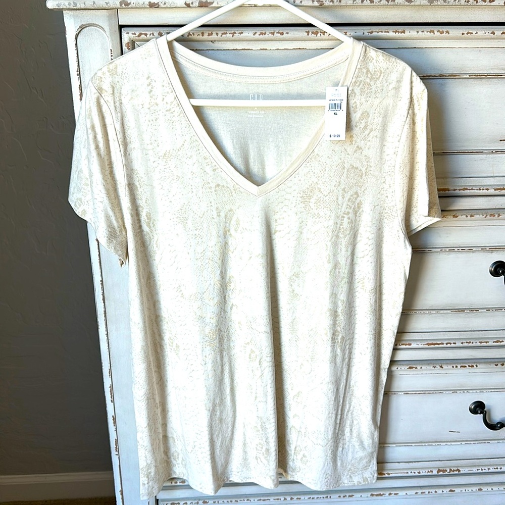 NWT. Gap women’s cream/snakeskin pattern V-neck t shirt in size XL